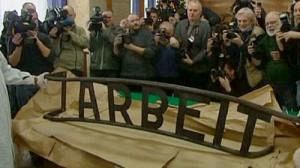 Le vol du “Arbeit macht frei” d’Auschwitz commandité depuis l‘étranger