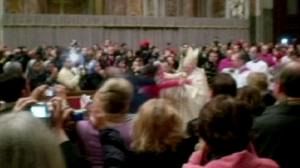 Benoît XVI bousculé par une déséquilibrée peu de temps avant la messe de Noël