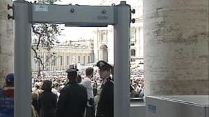Le Vatican va réexaminer sa sécurité après l’agression de Benoit XVI