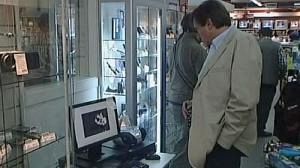 Spanish shoppers spurn spending
