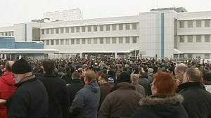 Saab workers protest GM closure signals