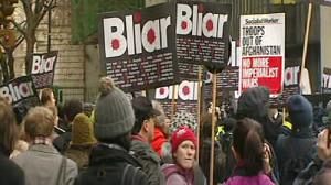 Tony Blair traité de “menteur” et de “criminel” dans les rues de Londres