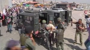 Des dizaines de Palestiniens protestent contre la construction du mur