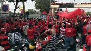 Thai PM agrees to talk with protesters