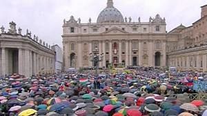 Cardinal attacks “gossip” at Easter mass