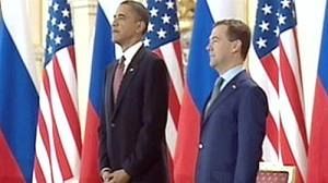 Obama et Medvedev signent START, nouvelle réduction de leurs armements nucléaires