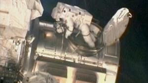 Sortie orbitale pour deux astronautes de Discovery