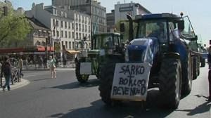 Les céréaliers français, sur leurs tracteurs, à Paris, pour de meilleurs revenus