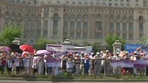 Romanians protest ahead of no-confidence vote