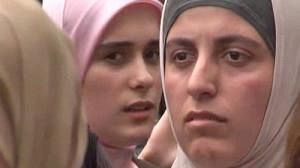 Le port du voile islamique fait débat au Kosovo