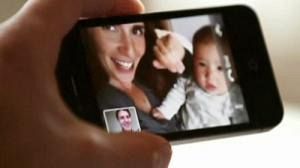 Apple apologises for iPhone 4 glitch