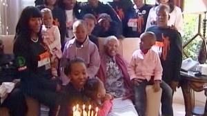 Nelson Mandela fête ses 92 ans dans l’intimité et avec le monde entier