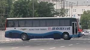 Un ancien inspecteur philippin prend un bus de touristes en otage