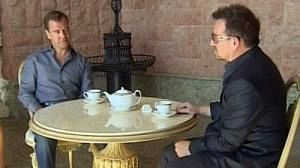 Bono parle musique et lutte contre le sida avec Medvedev