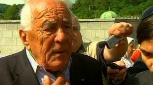 Women force former general from Srebrenica