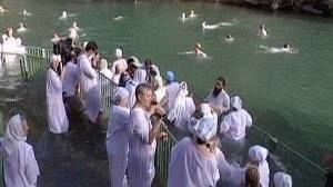 Des pèlerins chrétiens se font baptiser en Israël