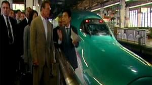 Arnold Schwartzenegger teste le Shinkansen à Tokyo