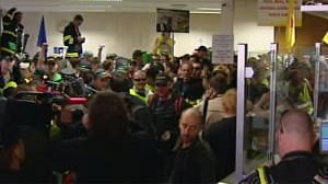 Czech civil servants storm government office