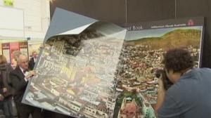 Le plus grand atlas du monde fait fureur au salon du livre de Francfort