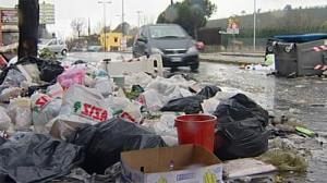 Rome throws carrots and sticks at Naples rubbish