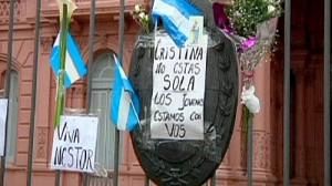 Le drapeau argentin en berne à Buenos Aires