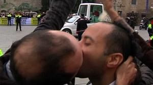 Barcellona, bacio gay collettivo davanti Papa