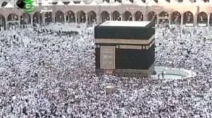 Muslim pilgrims perform devil stoning ritual