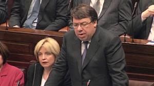 Le gouvernement irlandais en sursis affrontera la colère de la rue