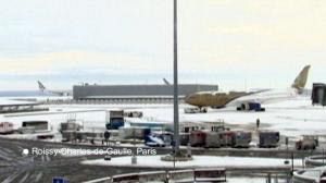 Grande-Bretagne: la neige, le chaos et la galère dans les aéroports