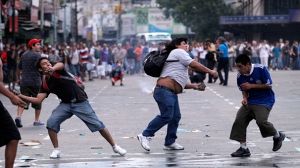 Commuters fight back during strike in Buenos Aires