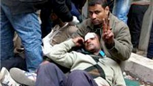 Batalla campal entre partidarios y detractores de Mubarak en El Cairo