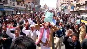 Pro and anti-government crowds clash in Sanaa