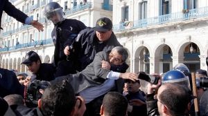 Une nouvelle marche de l’opposition bloquée par la police à Alger