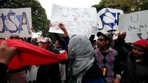 Tunisians turn up heat over Clinton visit