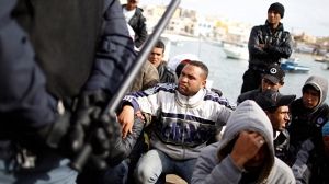 Lampedusa : Berlusconi promet, les migrants continuent d’affluer