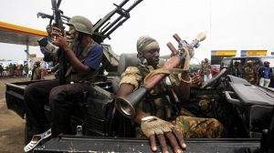Abidjan : après les raids, les combats se poursuivent au sol