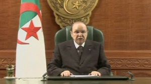 Algérie: Bouteflika annonce des réformes pour calmer la rue