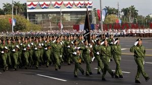 Parade militaire à Cuba pour le 50e anniversaire de la “baie des Cochons”