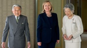 Hillary Clinton oublie le protocole pour saluer le couple impérial japonais