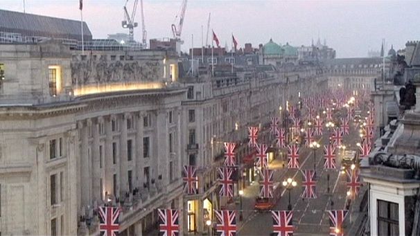 Casamento real britânico combate crise