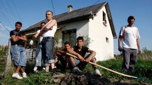 Des Roms fuient leur village par peur d’une milice fasciste