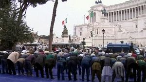 Des mulsumans prient dans la rue à Rome
