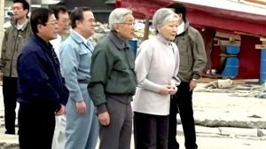 Le couple impérial japonais rend visite à des victimes du séisme