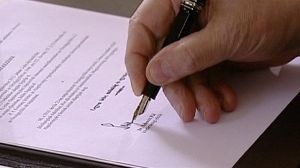 Le président hongrois ratifie la nouvelle constitution