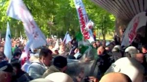Poland: miners riot for pay rise