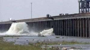 Mississippi floodgates opened to save cities