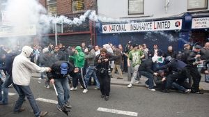 Des manifestants opposés à la visite de la reine, repoussés par la police