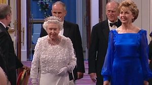 Elisabeth II visite les haras nationaux irlandais