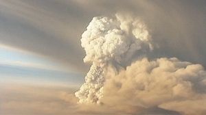Volcano clouds Icelandic skies again