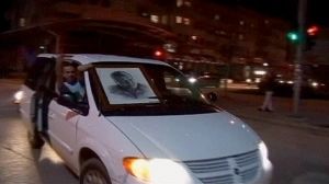 Ultrà serbi in piazza dopo la cattura di Mladic